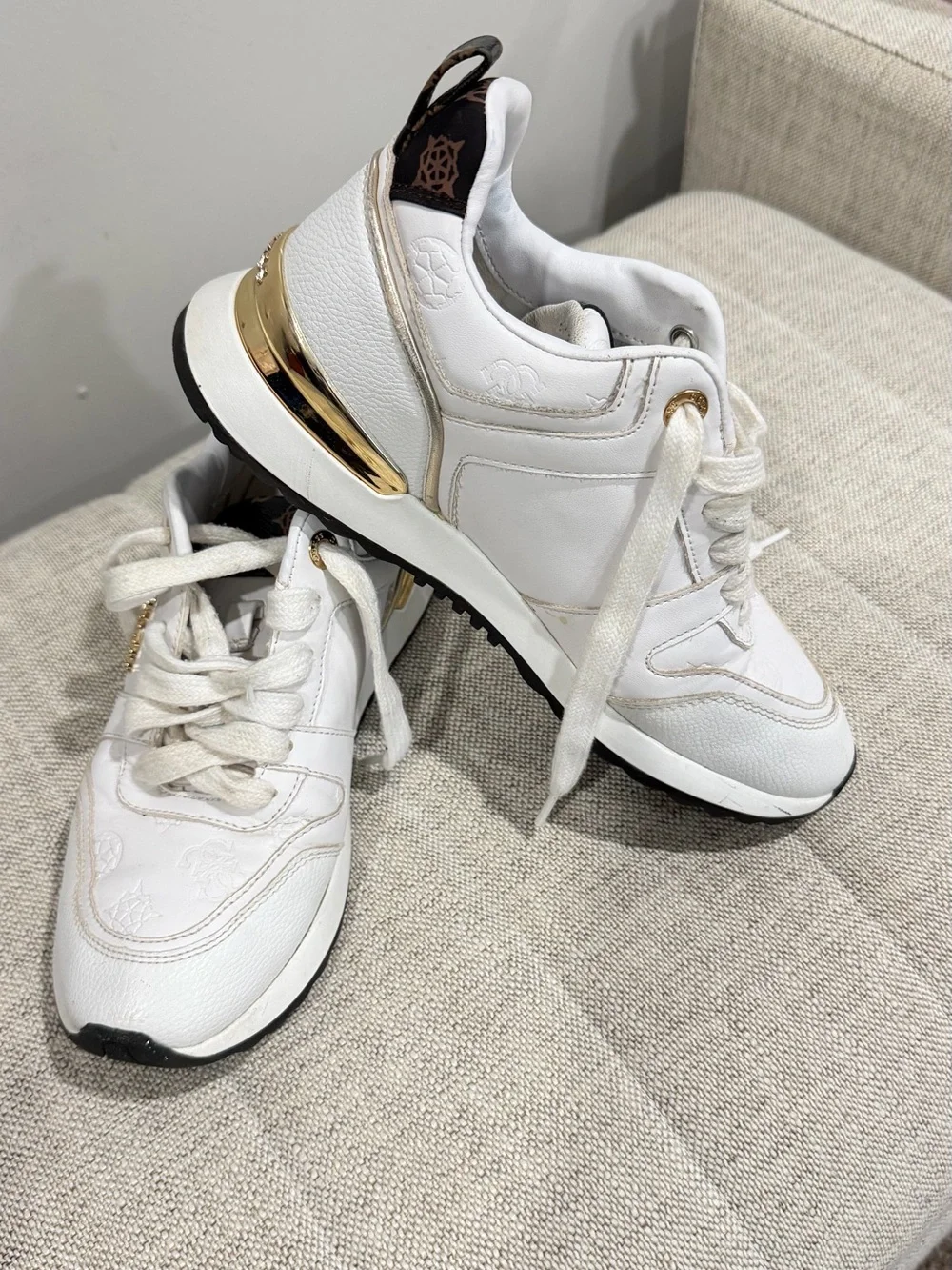 Guess clean white